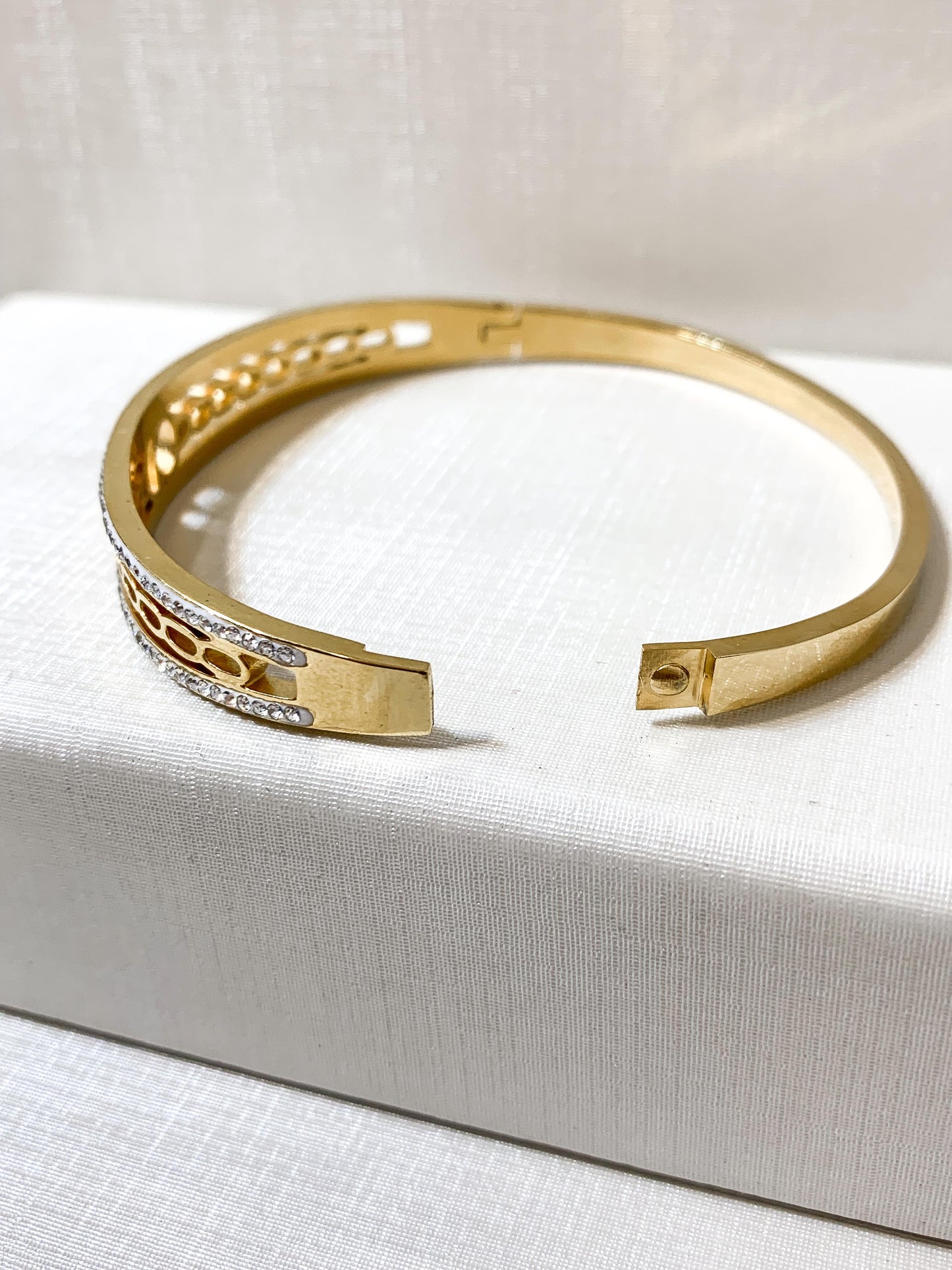 Bracelete cravejado CD