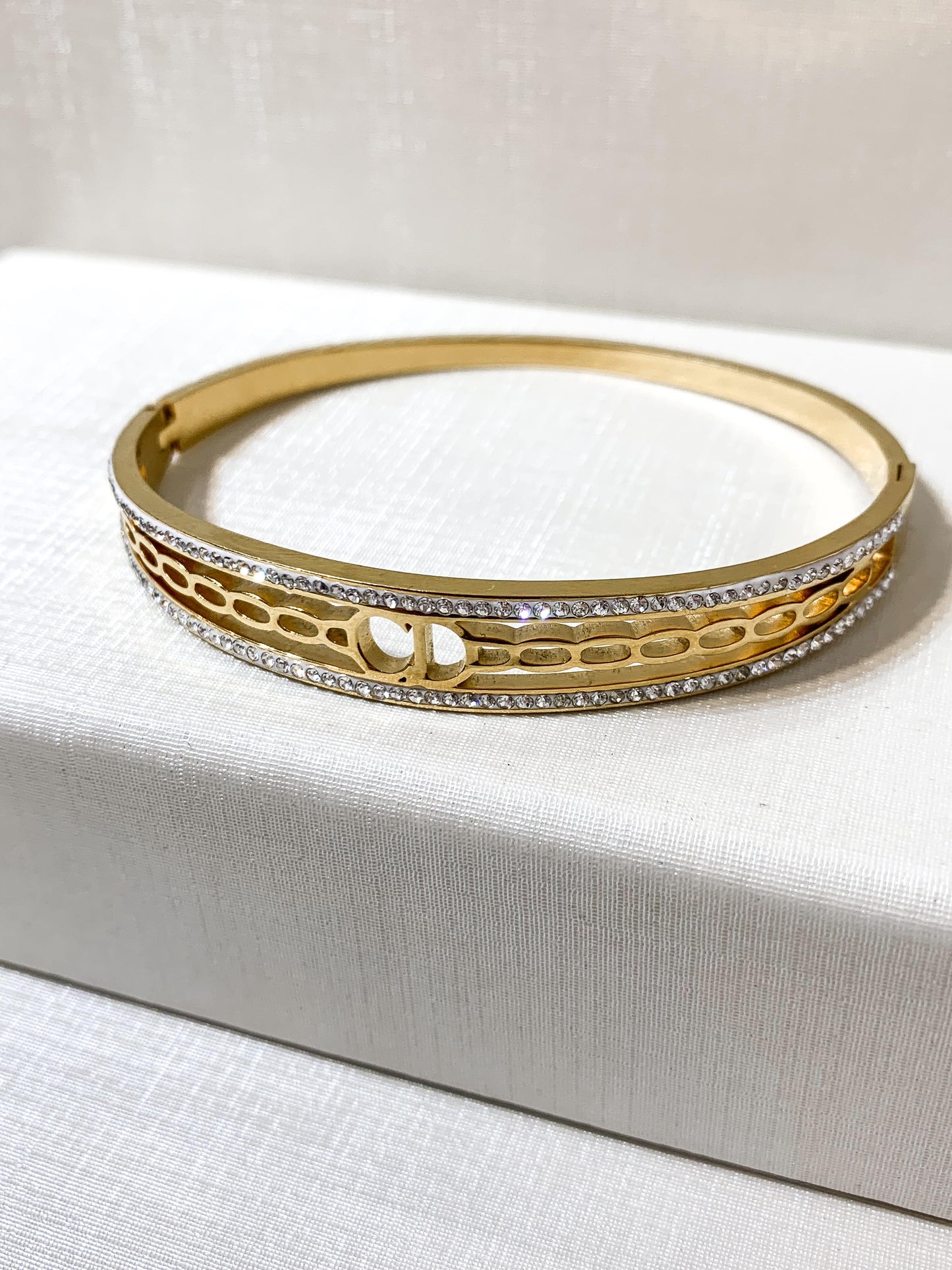 Bracelete cravejado CD