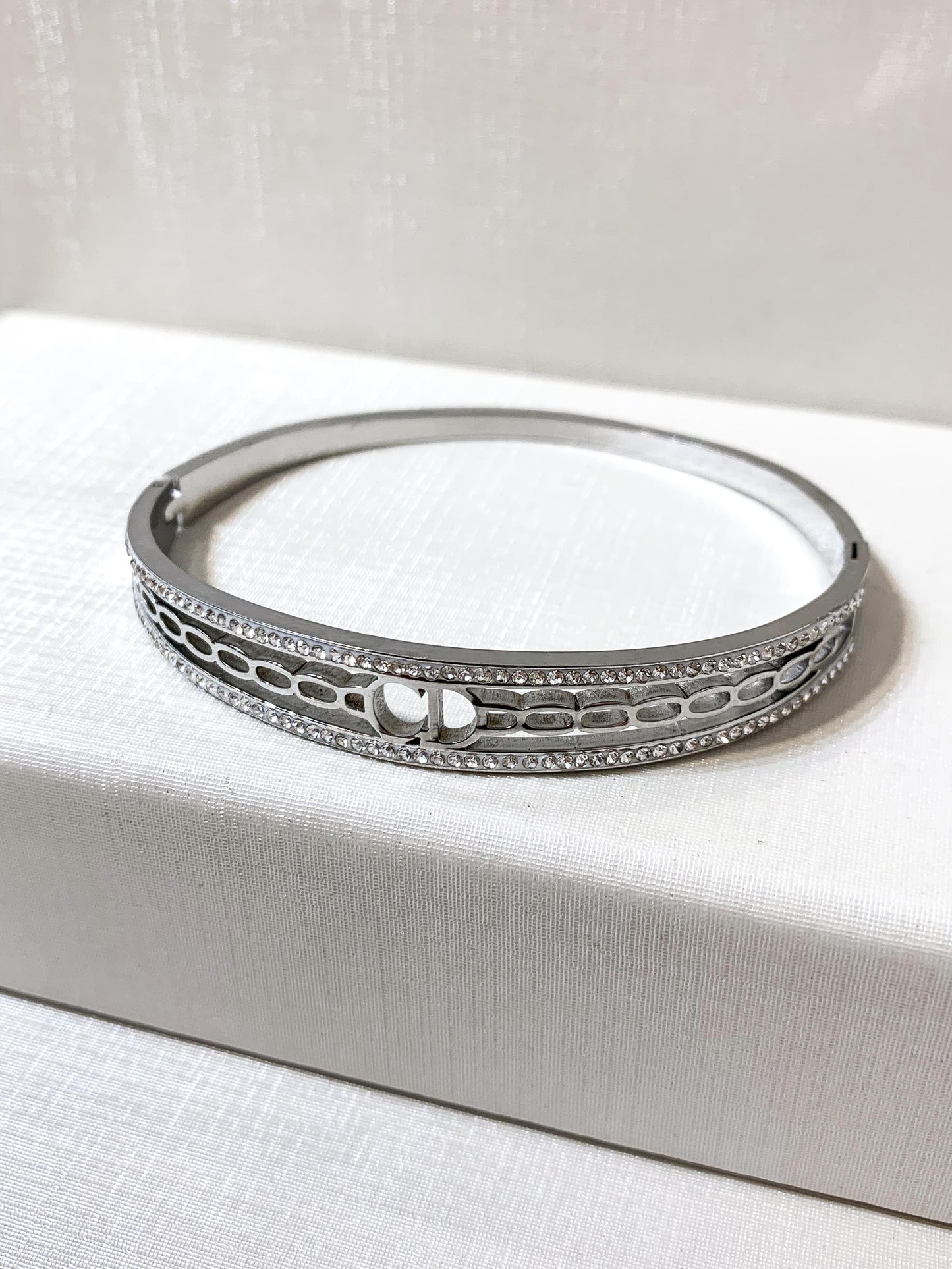 Bracelete cravejado CD