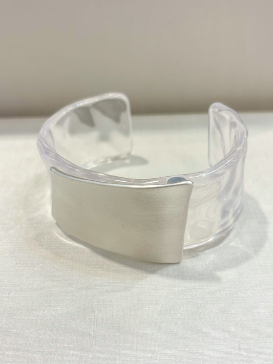 Bracelete em Acrílico Inglês com Detalhe Acetinado